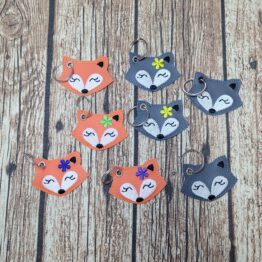 Schlüsselanhänger Fuchs, bestickter Schlüsselanhänger - Taschenbaumler aus Kunstleder. Geschenkidee, Wichtelgeschenk. Accessoire. Schlüsselanhänger Leder