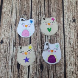 Schlüsselanhänger Eule, bestickter Schlüsselanhänger - Taschenbaumler aus Kunstleder. Geschenkidee, Wichtelgeschenk. Accessoire. Schlüsselanhänger Leder