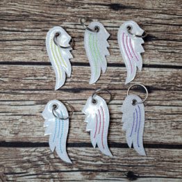 Schlüsselanhänger Flügel, bestickter Schlüsselanhänger - Taschenbaumler aus Kunstleder. Geschenkidee, Wichtelgeschenk. Accessoire. Schlüsselanhänger Leder